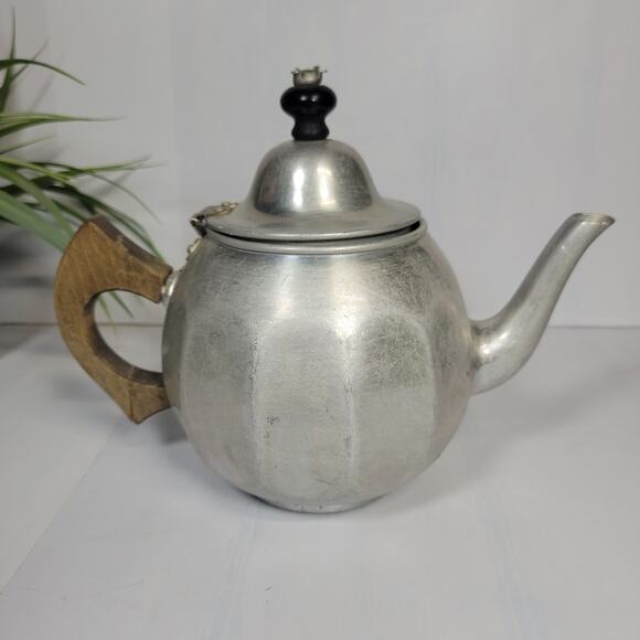 Vintage Mirro Aluminum Teapot Colonial Style, Much Wear - Picture 2 of 6